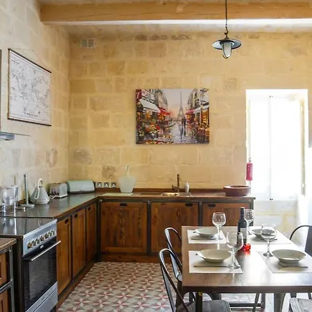 Chic, Stylish & Spacious Flat In Apartment *