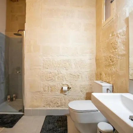 Chic, Stylish & Spacious Flat In Apartment *