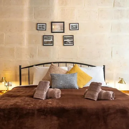 Chic, Stylish & Spacious Flat In Valletta
