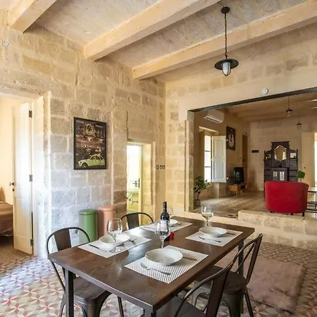 Chic, Stylish & Spacious Flat In Apartment *