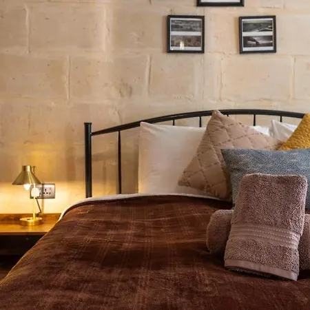 Chic, Stylish & Spacious Flat In Apartment *