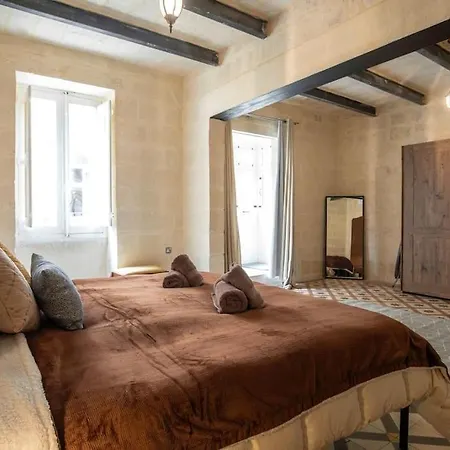 Chic, Stylish & Spacious Flat In *