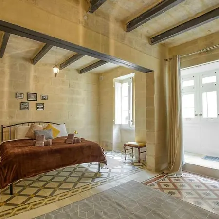 Chic, Stylish & Spacious Flat In * Valletta