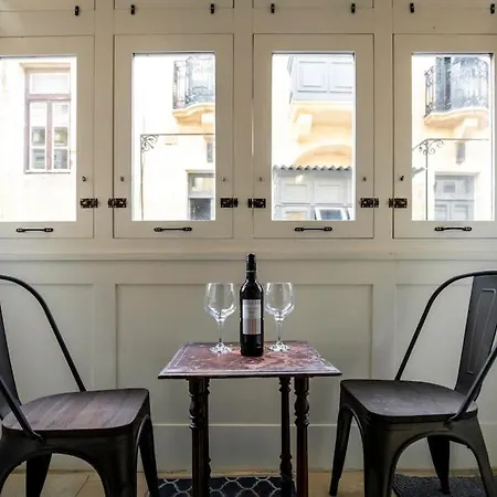Chic, Stylish & Spacious Flat In Lejlighed *