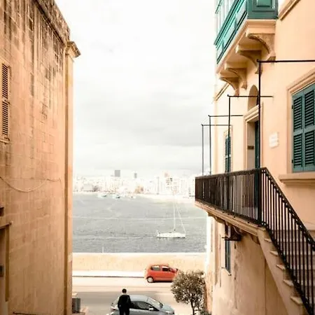 شقة Chic, Stylish & Spacious Flat In *