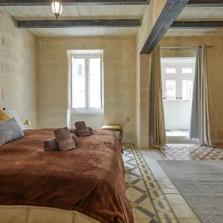 Chic, Stylish & Spacious Flat In *