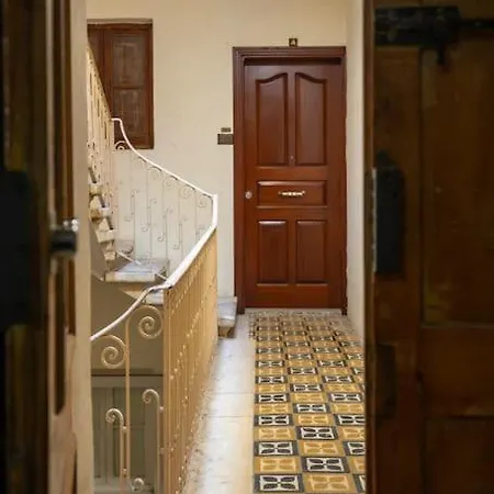 Chic, Stylish & Spacious Flat In Apartment *