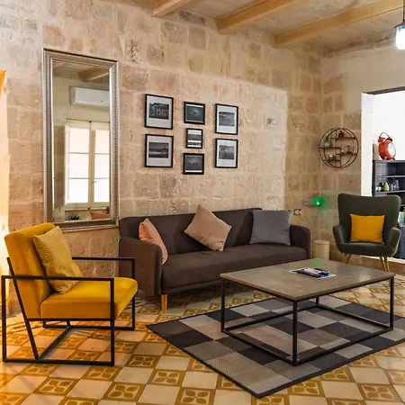 Chic, Stylish & Spacious Flat In Apartment *