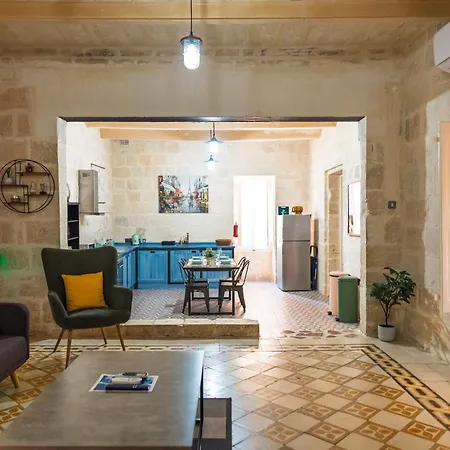 Chic, Stylish & Spacious Flat In Apartment *