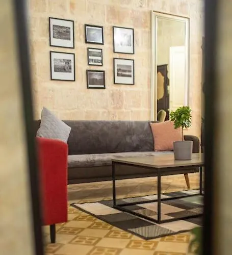 Chic, Stylish & Spacious Flat In Apartamento