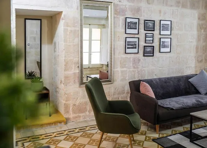 Chic, Stylish & Spacious Flat In *